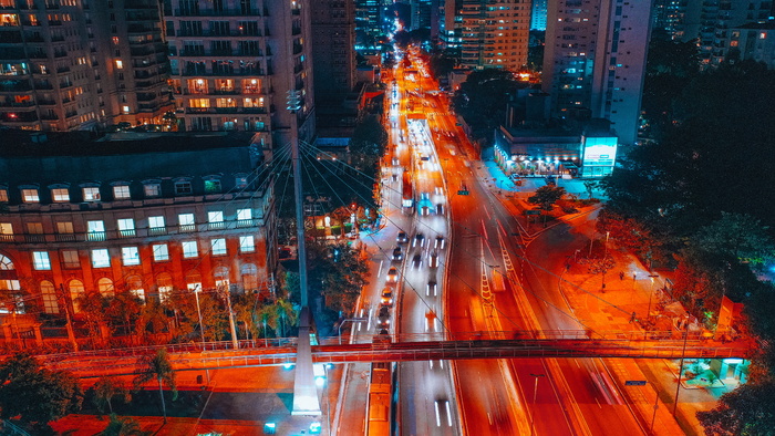 夜间道路上行驶车辆的航空摄影