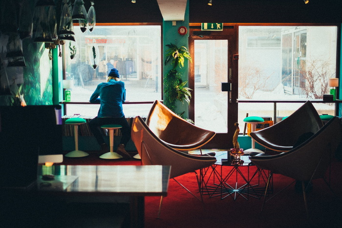 餐厅，窗户，玻璃，椅子，桌子，人，女人，坐着
