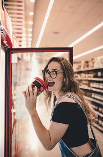 拿着冰激凌桶的女人