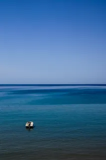 水体上的白色船