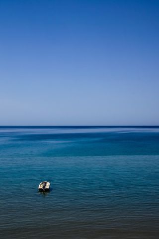 水体上的白色船