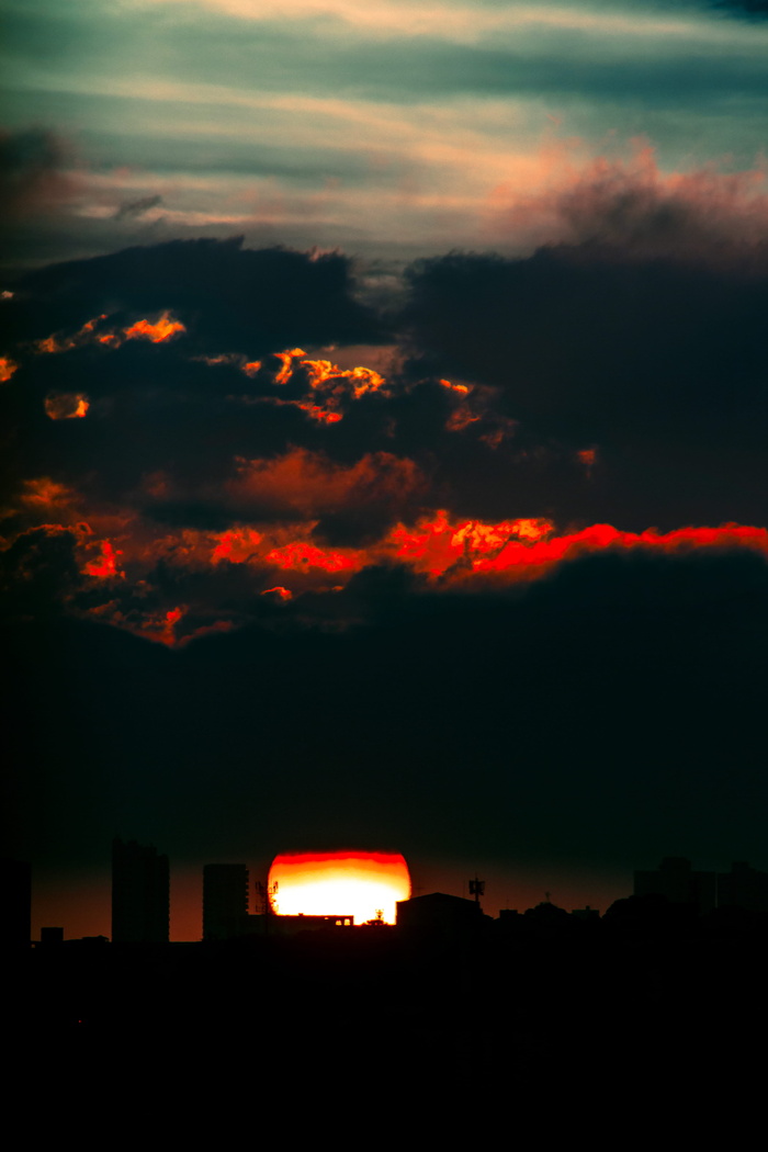 天空、太阳、颜色、日落、云、景观、轮廓、城市