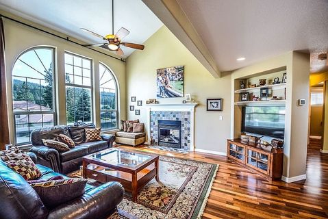 客厅，房间，沙发，咖啡桌，壁炉，电视，电视，支架