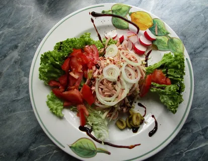 蔬菜沙拉,白色,陶瓷,盘子,吃,沙拉,香肠,餐 蔬菜沙拉,白色,陶瓷,盘子,吃,沙拉,香肠,餐