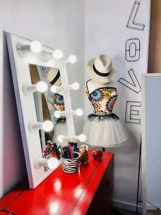 长方形白色和灰色化妆镜，靠近车身