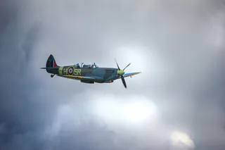 蓝色和绿色的飞机在空中飞行