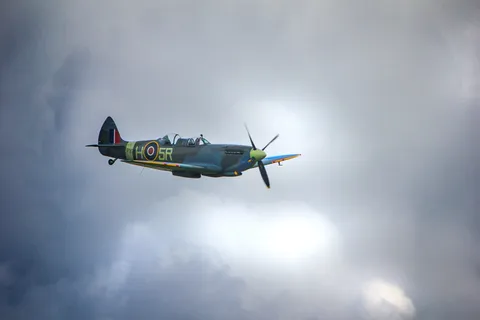 蓝色和绿色的飞机在空中飞行 蓝色和绿色的飞机在空中飞行