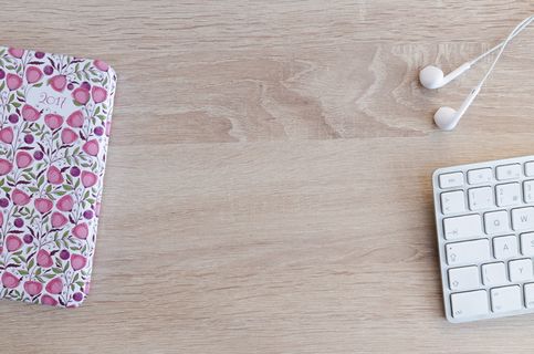 apple airpods,棕色,木制,表面,výpočetní,úadě,tabulkový,klávesnice apple airpods,棕色,木制,表面,výpočetní,úadě,tabulkový,klávesnice