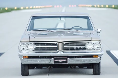 银色庞蒂亚克gto跑车，灰色，路面，肌肉车，前部，街道，透视图，汽车