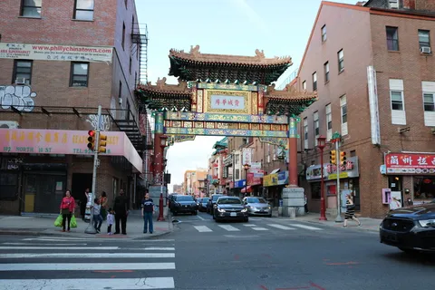 道路、人、人、红绿灯、灯、汽车、车辆、交通