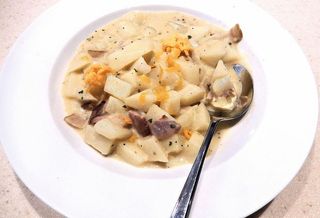 土豆、汤、切达奶酪、培根、土豆汤、洋葱、营养、食品和饮料