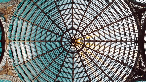 大教堂天花板的蠕虫眼睛视图摄影