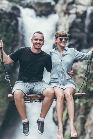 男子穿着黑色圆领上衣骑行秋千