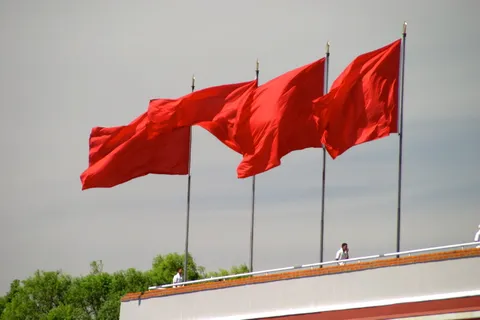 四、红旗、旗杆、旗帜、*、旗杆，飘动