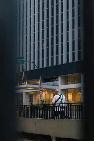 一名身穿白色T恤的男子走在人行道上