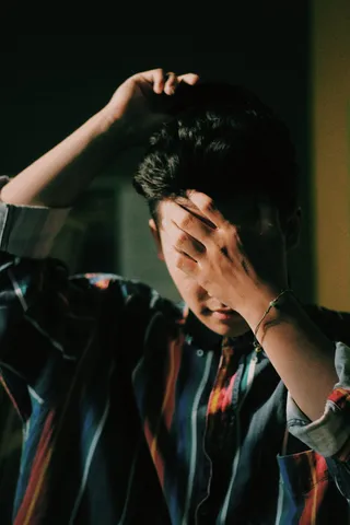 男士，衬衫，条纹，无脸，衬衫条纹，条纹衬衫，肖像，向下看