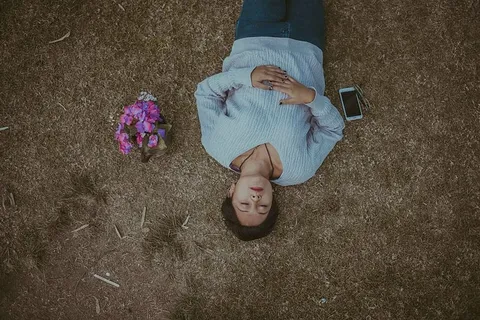 女人,躺着,草地,旁边,插花,安卓智能手机,人,女人 女人,躺着,草地,旁边,插花,安卓智能手机,人,女人