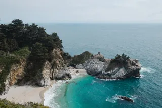 面对水体的灰色和棕色岩石悬崖