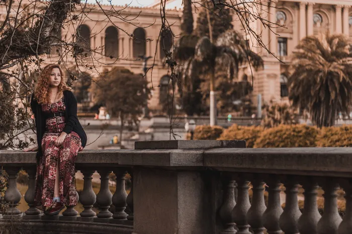 穿黑色开衫的女人