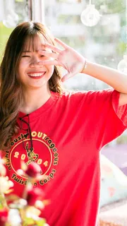 身穿红色圆领衬衫的女子