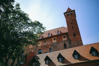 玻璃屋顶的砖砌古堡