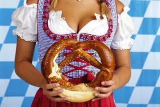 拿着椒盐卷饼的女人