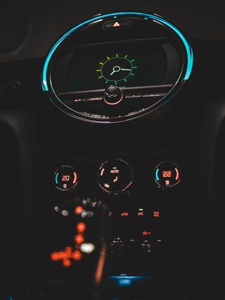 数字车速表, 手表, 电子产品, 方向盘, CD 播放器, 量规, 交通, 车辆