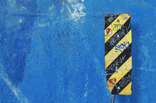 蓝色墙壁和标志的特写镜头