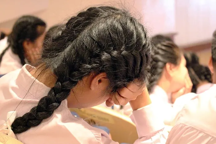 无聊的少女在课堂上睡觉——编辑使用