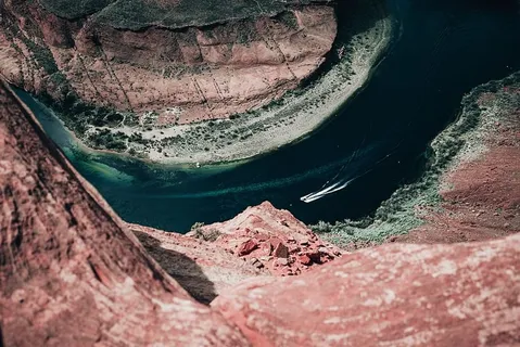 白天科罗拉多河大峡谷里的一艘船