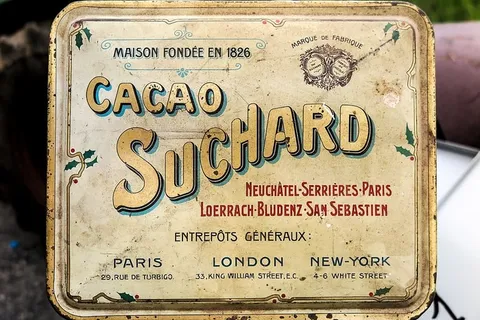 在一个旧的法国苏根罐上的文字。