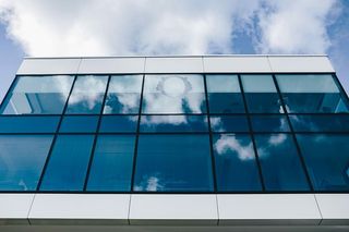 办公楼的窗户和蓝天