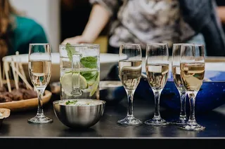 白葡萄酒和香槟酒杯