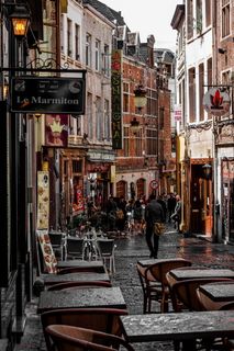 男人走在房子之间的小巷上