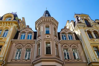 蓝天下棕色混凝土建筑低角度照片