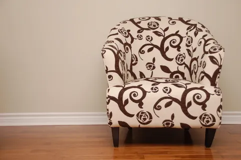 靠墙的空浴盆椅