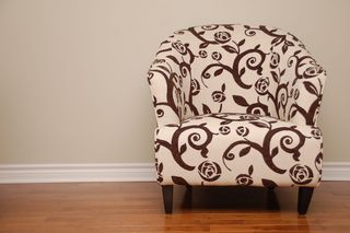 靠墙的空浴盆椅