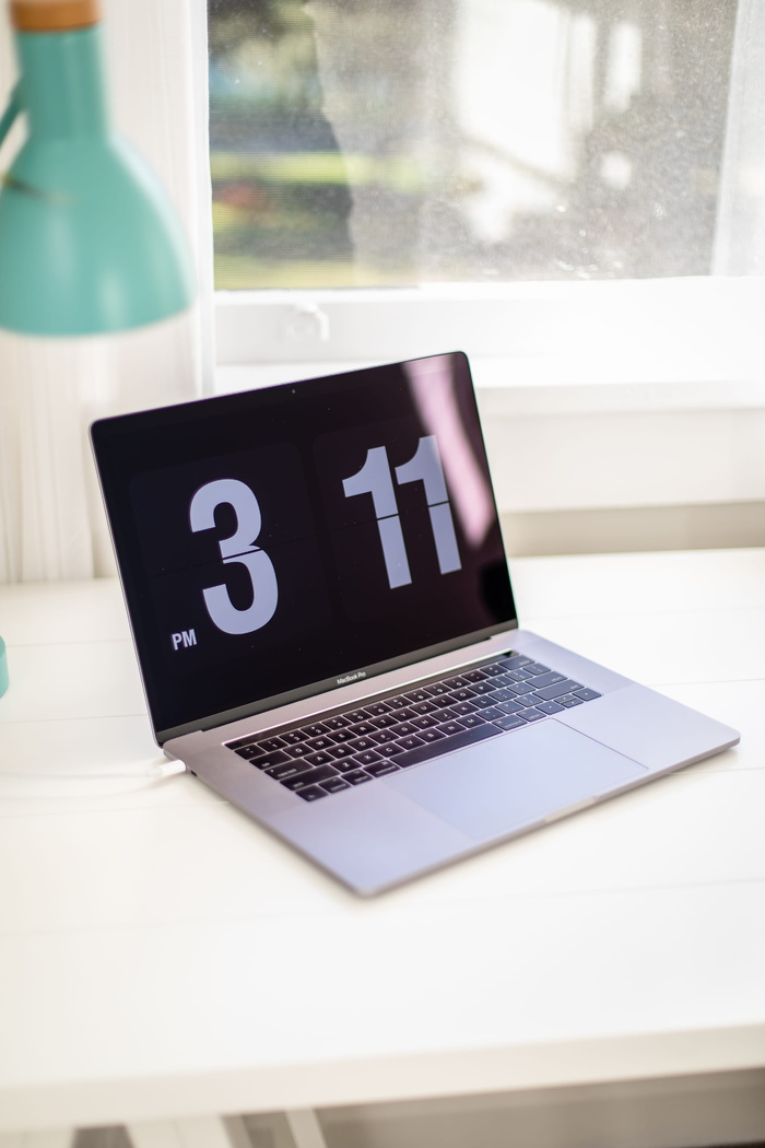 白色木质表面的MacBook Pro