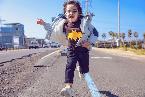 戴眼镜的男孩在路上跑