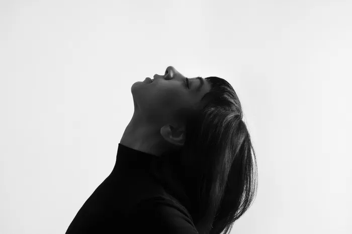 面向上的女性灰度照片