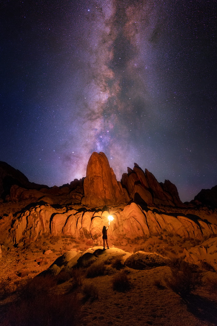 星夜下站在岩层上的人剪影