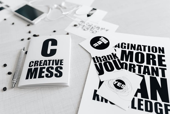 黑白字体句子的俯视图