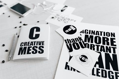 黑白字体句子的俯视图