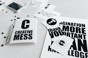 黑白字体句子的俯视图