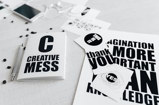 黑白字体句子的俯视图