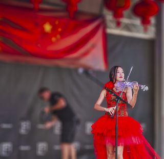 舞台上玩电动飞行的女人