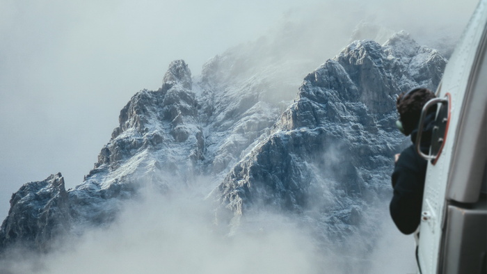 照片，人，骑，直升机，岩石山，覆盖，雪，山