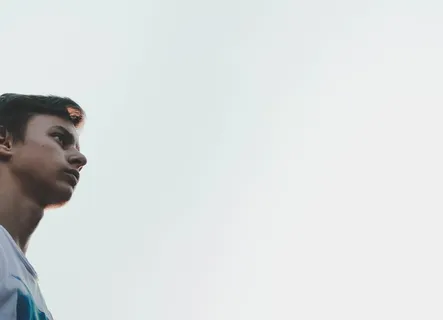 身穿灰色衬衫的男子