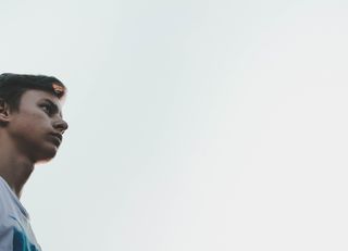 身穿灰色衬衫的男子