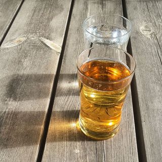 玻璃，饮料，野餐桌，木桌，水，点心，饮料，玻璃